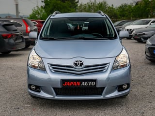 Toyota Verso front view