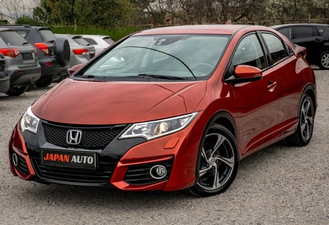 Honda Civic отпред в дилърството