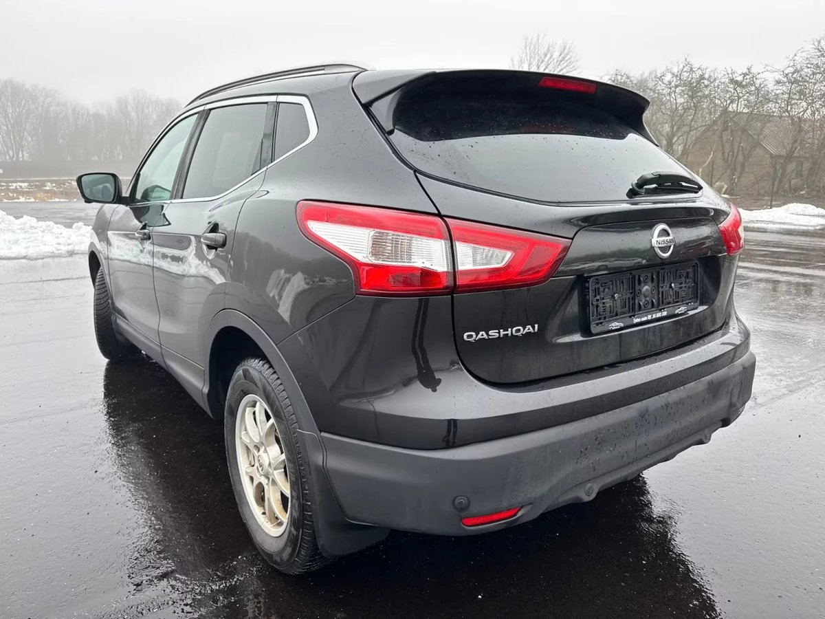 Gray Nissan Qashqai