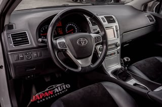 Toyota Avensis interior dashboard