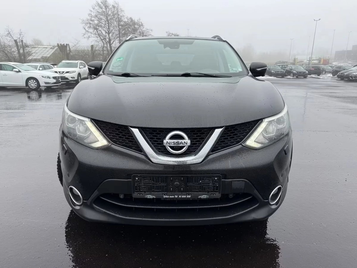Black Nissan Qashqai